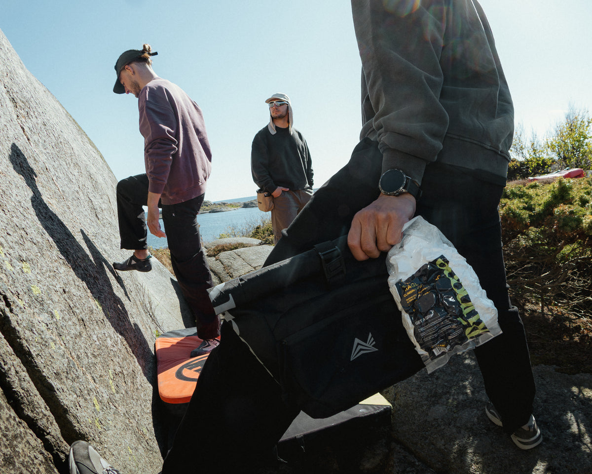 Magdust Pro with the crew — Hvasser